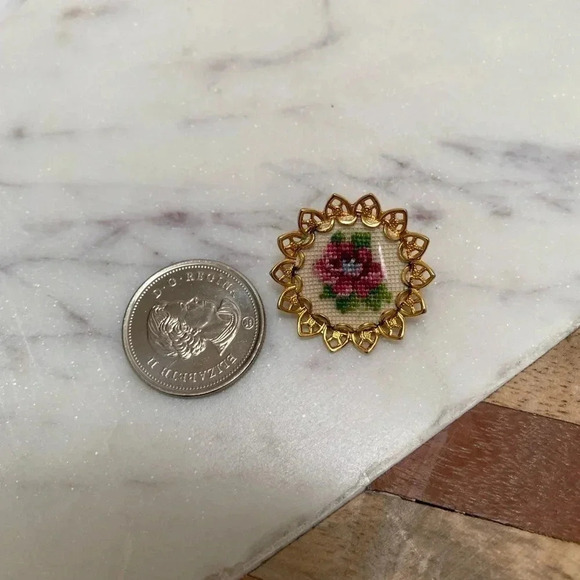 Vintage - Fun Miniature Cross Stitch Yellow Gold Tone Brooch - Picture 4 of 4
